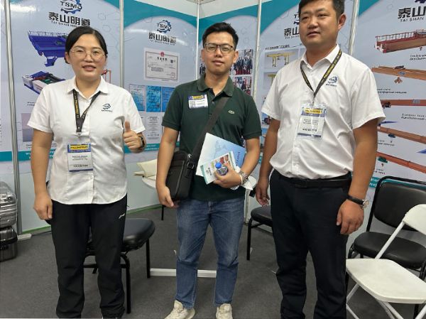 与国外友人合影